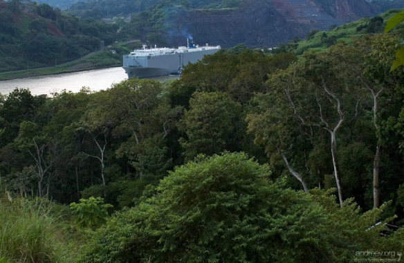Большой танкер на подходе к шлюзам Панамского канала.
