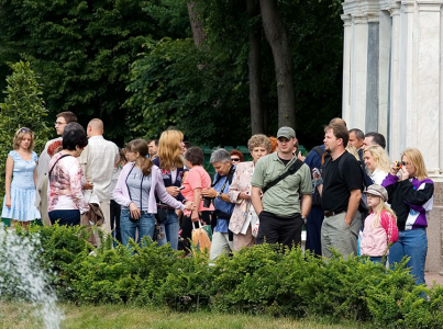 Народ собрался перед Самсоном. Нижний парк Петергофа.
