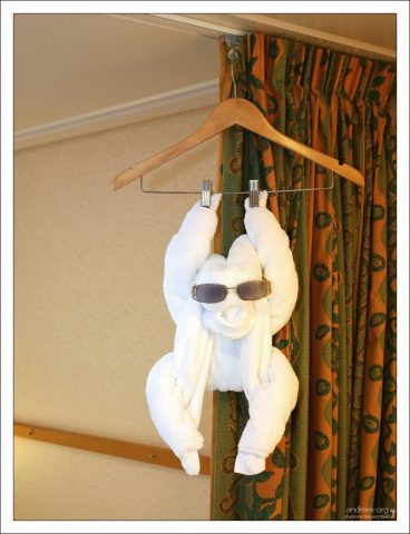 Обезьяна из полотенца, в очках.