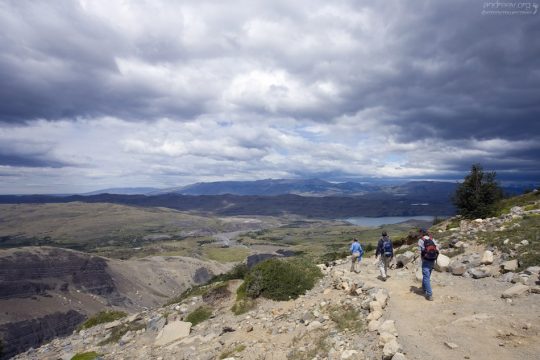 Туристы спускаются в долину после восхождения к башням Torres.