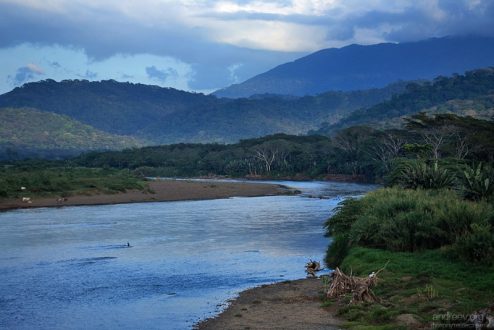 Река Tárcoles River огибает северную границу национального парка Карара.