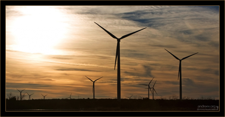 Закат и ветряки.