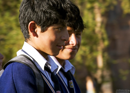 Перуанские мальчики в школьной форме.