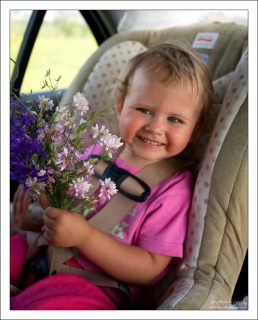 Саша с полевым букетом. По дороге из Волгограда в Москву.