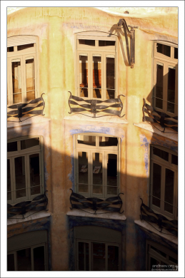 Жилой дом “от Гауди” для семьи промышленника Мила.