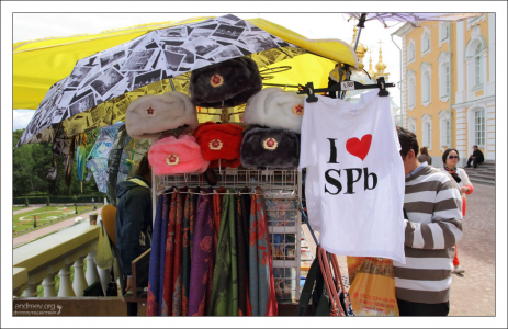 Разноцветные ушанки и другие сувениры в Верхнем парке Петергофа.