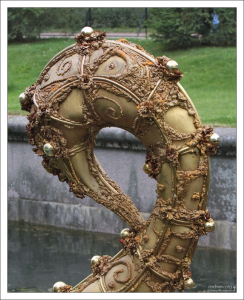 Нос прогулочной лодки в виде лебедя. Петергоф.