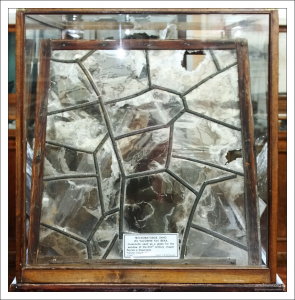 Мусковитовое окно из часовни 17-го века, Якутия. НИИ им. А. П. Карпинского.