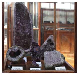 Аметистовые друзы и щётки. НИИ им. А. П. Карпинского.