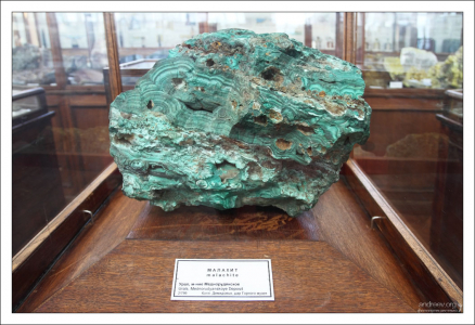 В России малахит известен на месторождениях Урала и Алтая. НИИ им. А. П. Карпинского.