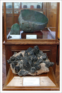 Чёрный кварц, или морион. При нагревании до 300 °C обесцвечивается. НИИ им. А. П. Карпинского.