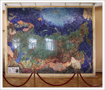 Панно “Индустрия социализма” - памятник российского камнерезного искусства 30-х годов XX века, выполненное в технике флорентийской и русской мозаики из ювелирно-поделочных камней. НИИ им. А. П. Карпинского.