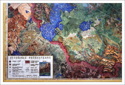 Панно размером 5910 х 4500 мм представляет собой точную географическую карту СССР масштаба 1:1 500 000. НИИ им. А. П. Карпинского.