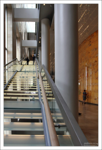 Светящиеся лестницы и стены в новом Мариинском театре.