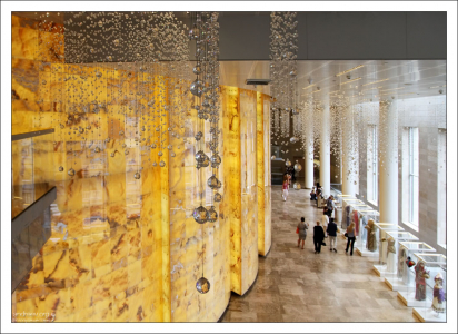 Стены из желтого оникса в Мариинском театре.