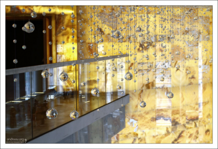 Фойе освещается люстрами, изготовленными на заказ компанией “Сваровски”. Мариинский театр.