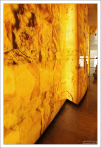 Желтый оникс как бы светится изнутри. Мариинский театр.