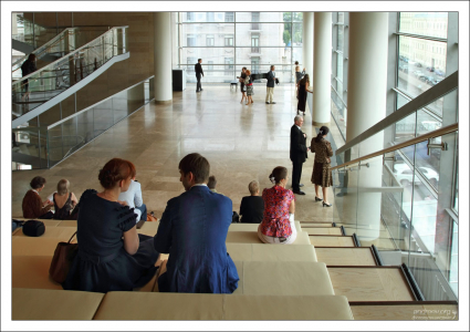 В антракте можно выпить вина, шампанского, или кофе. Места в кафе в Мариинском театре.