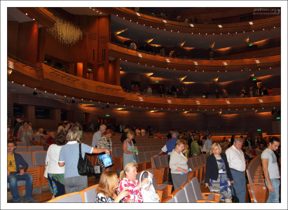 Гости рассаживаются в зрительном зале. Мариинский театр-2.