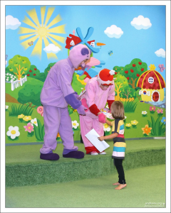 Бараш и Нюша вручают Саше сертификат. Студия компьютерной анимации “Петербург".