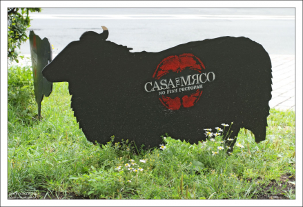 Вывеска мясного ресторана.