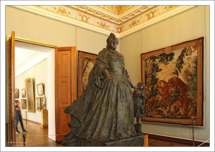 Бронзовая скульптура Анны Иоанновны с арапчонком. (К. Б. Растрелли, 1741). Государственный Русский музей.