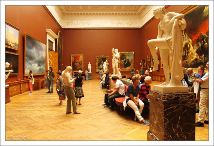 Зал, где находятся картины Айвазовского и Брюллова. Государственный Русский музей.