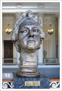 Петр I смотрит влюбленными глазами с сердечками на своё детище - Санкт-Петербург. (М. -А. Колло, 1773. Модель головы для Медного всадника). Государственный Русский музей.