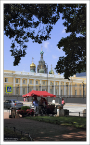 Площадь Искусств перед Михайловским дворцом в Центральном районе.