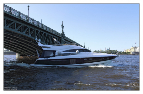 Современный катер под Дворцовым мостом.