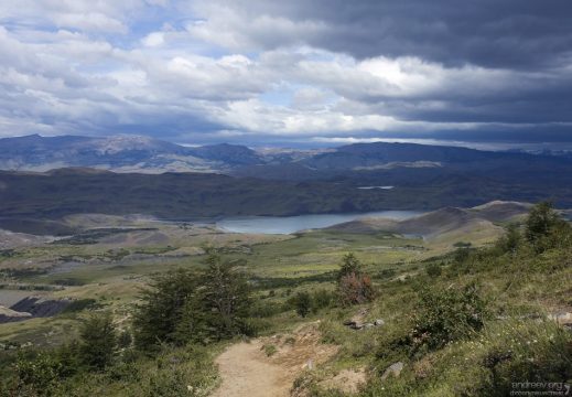 Живописная долина, из которой восходит тропа к башням Torres.