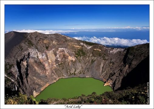 "Озеро кислоты" Необычное зеленое озеро в одном из кратеров вулкана Иразу.