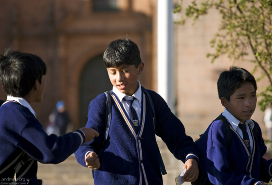 Школьники в одинаковых галстуках, рубашках и жилетах.