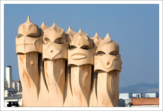 Фантастические дымоходы Ла Педреры.