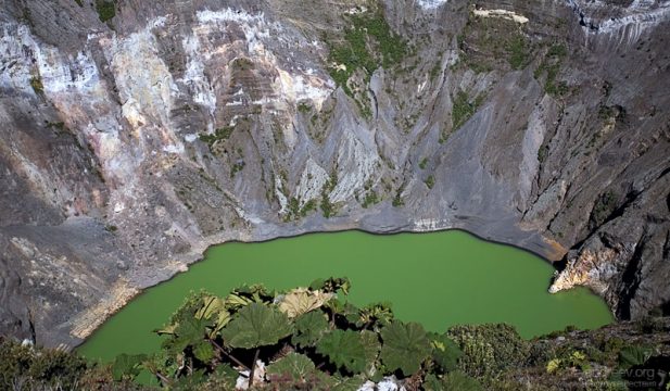 Регулярные дожди постепенно размывают минеральные отложения на стенках кратера, которые, стекая в озеро, усиливают его цвет.