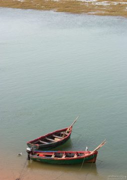 Лодки в лагуне Наила.