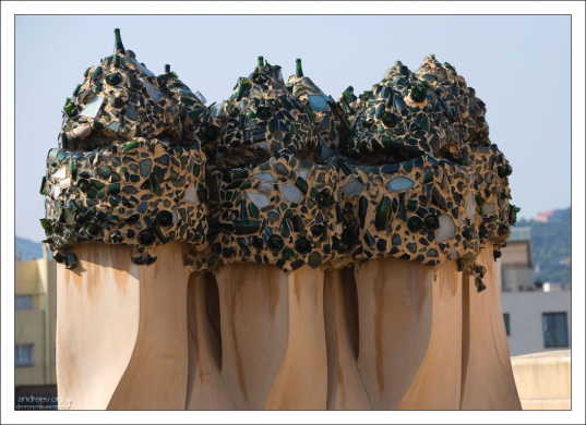 Грибы-галлюциногены из битого стекла.