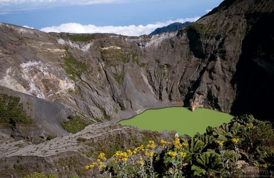 Словао “Irazu” трансформировалось из индейского “Istaru”, что дословно означает “Громовая гора”.