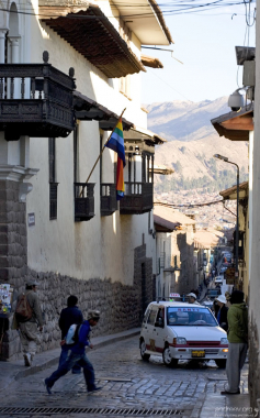 Типичная улочка в городе: под уклон, тротуар шириной для одного человека.