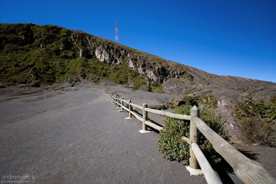 Ограждение по краю кратера вулкана Иразу, и начало равнины Playa Hermosa из спресованного пепла.