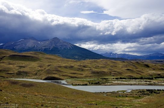 Сопки вдоль дороги, проходящей через парк.