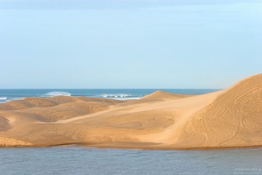 Прибрежные дюны и прибой.