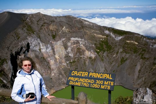 Катя у края главного кратера.