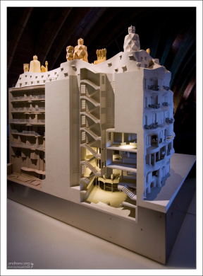 Продуманная Гауди система естественной вентиляции позволяет отказаться от кондиционеров. Дом Мила.