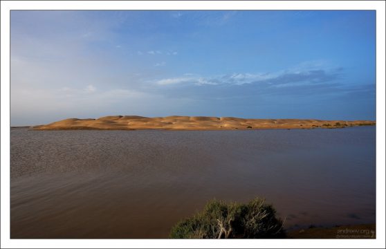 Большая песчаная дюна между лагуной и океаном.