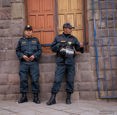 Полицейские скучают без дела.