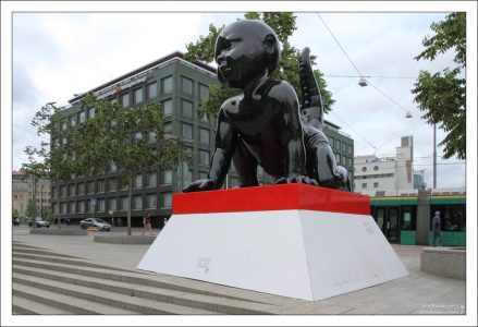 Одна из 12 лакированных скульптур младенцев серии "Ангелы-демоны".