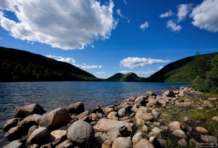 Водоём Jordan Pond в центре парка Акадия.