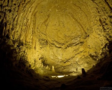 Одним из исследователей подземелья был ковбой Джимми Уайт, позже ставший первым экскурсоводом по пещерам.