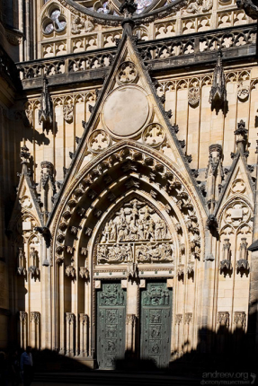 Бронзовые ворота собора Св. Вита.